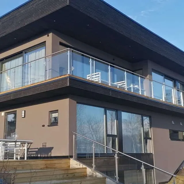 Moderne hus med store vinduer, stiger står klare for fasade- eller vindusvask.